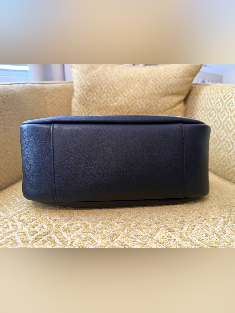 Yves Saint Laurent YSL Le 5 A 7 Supple Large Shoulder Hobo Bag in Black Leather - Picture 8 of 16